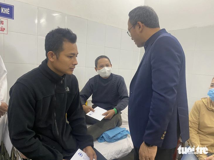 Ông Phan Văn Tính (giữa) kể với ông Khuất Việt Hùng việc mình đã thắt dây an toàn và nhờ đó chỉ bị chấn thương nhẹ khi xe khách gặp nạn - Ảnh: ĐOÀN NHẠN