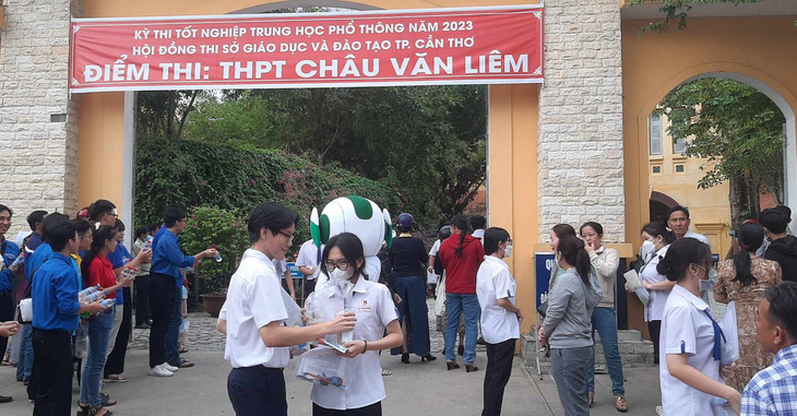 Trường THPT Châu Văn Liêm (quận Ninh Kiều, TP Cần Thơ), nơi xảy ra vụ nổ bình thí nghiệm - Ảnh: T. LŨY