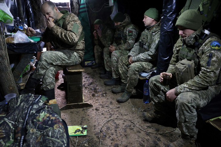 Chuột chết nằm trên sàn, xung quanh là binh sĩ Ukraine đang nghỉ ngơi tại nơi trú ẩn dưới lòng đất, gần Bakhmut, Donetsk, ngày 18-11-2023 - Ảnh: AFP