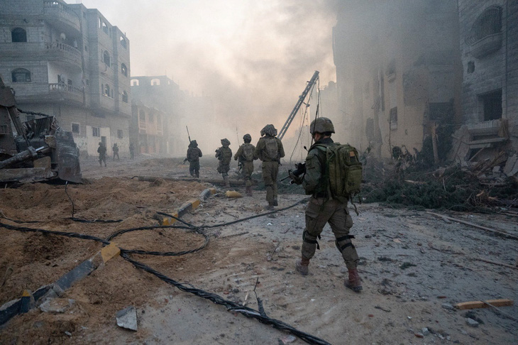 Ảnh chụp được công bố ngày 21-1 cho thấy binh sĩ Israel hoạt động ở Dải Gaza. Ảnh: REUTERS/Các lực lượng phòng vệ Israel (IDF)