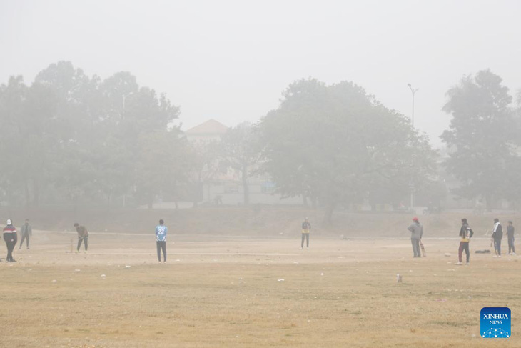 Một lớp sương mù dày đặc ở thủ đô Islamabad của Pakistan đã ảnh hưởng đến cuộc sống hàng ngày của người dân địa phương bắt đầu từ tuần trước. Cục Khí tượng Pakistan (PMD) dự báo sương mù và đợt lạnh hiện tại sẽ giảm dần vào cuối tuần này. Trong ảnh: Những người chơi bóng gậy vào một ngày sương mù ở Islamabad, Pakistan hôm 21-1 - Ảnh: XINHUA