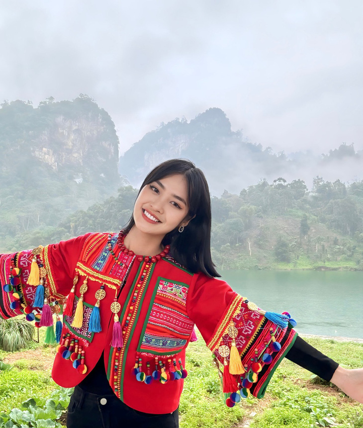 Hoa hậu Nông Thúy Hằng lặn lội tìm đến làng Sảo Há nổi tiếng để thăm hỏi đời sống người dân