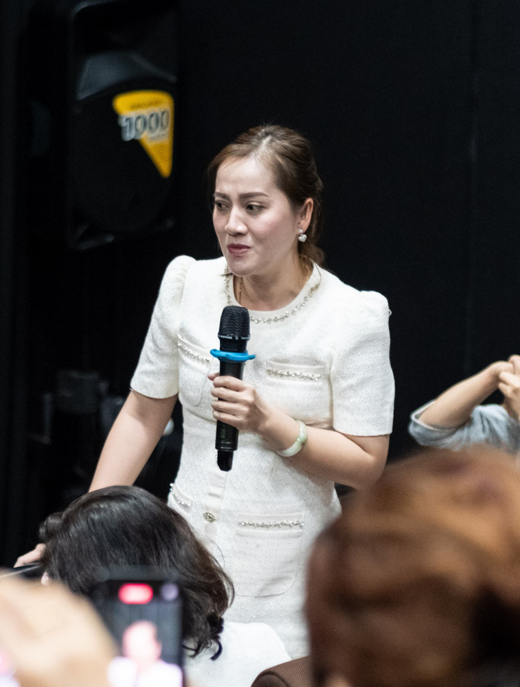 Con gái cố nghệ sĩ Vũ Linh - Hồng Loan cảm ơn đến đồng nghiệp của người cha quá cố, nhà sản xuất, đạo diễn đã giúp cô xuất hiện trong một bộ phim về nghề cải lương một cách ý nghĩa.