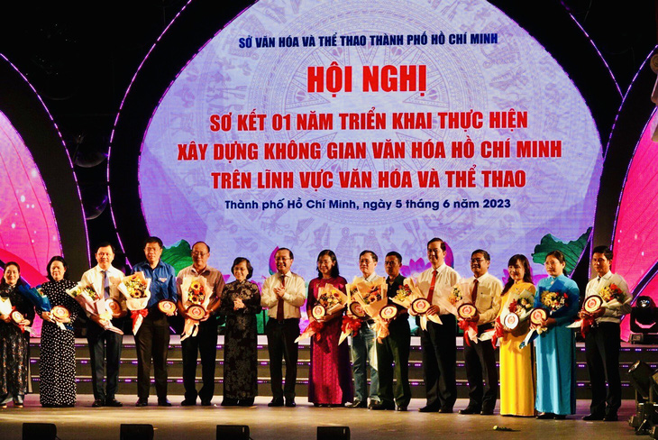 Các đơn vị có mô hình không gian văn hóa Hồ Chí Minh được tuyên dương tại hội nghị sơ kết một năm triển khai thực hiện xây dựng không gian văn hóa Hồ Chí Minh trên lĩnh vực văn hóa và thể thao - Ảnh: M.H.