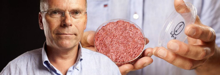 Mark Post và miếng thịt bò tạo trong phòng thí nghiệm năm 2013.