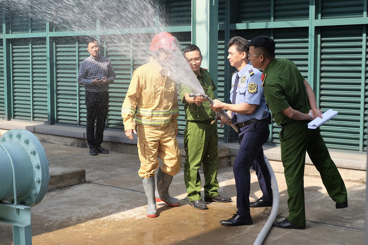 Lực lượng chức năng kiểm tra hệ thống nước chữa cháy tại tầng cao nhất của toà nhà Diamond Plazza - Ảnh: PHƯƠNG NHI