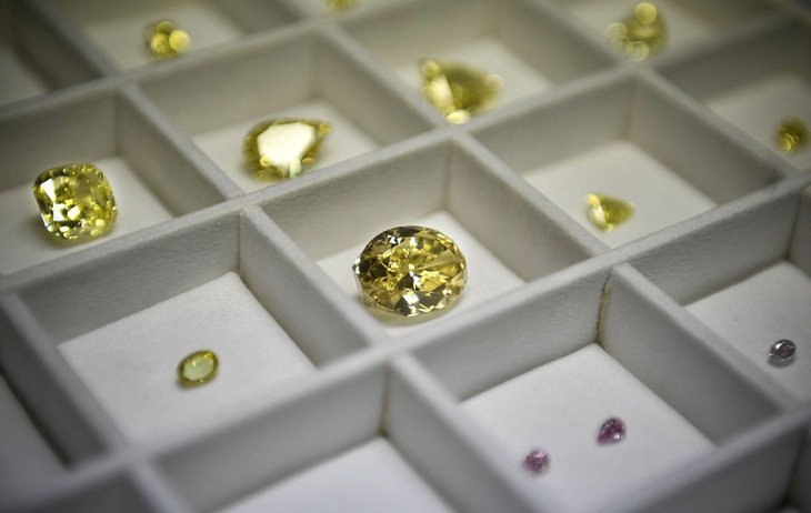 Trưng bày kim cương cùng với các loại đá khác tại phòng cắt kim cương Alrosa ở Matxcơva - Ảnh: AFP