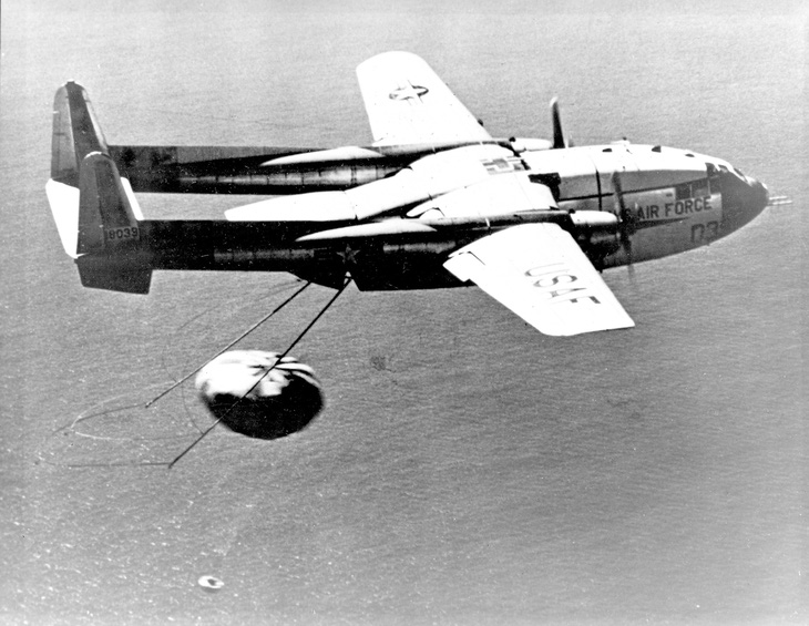 Máy bay C-119J thực hiện phi vụ thu hồi khoang chứa phim ảnh đầu tiên từ vệ tinh Discoverer-14 vào ngày 19-8-1960 - Ảnh: nationalmuseum.af.mil