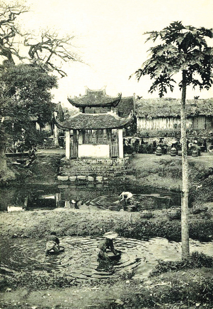 Đãi bột dó làm giấy bên sông Tô Lịch, bên cạnh phương đình của miếu Long Tỉnh ở làng Yên Thái (kẻ Bưởi) cuối thế kỷ 19