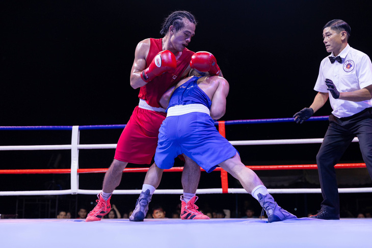 Võ sĩ boxing Lê Duy Sỏi (trái) áp đảo Quốc Huy - Ảnh: X.C.