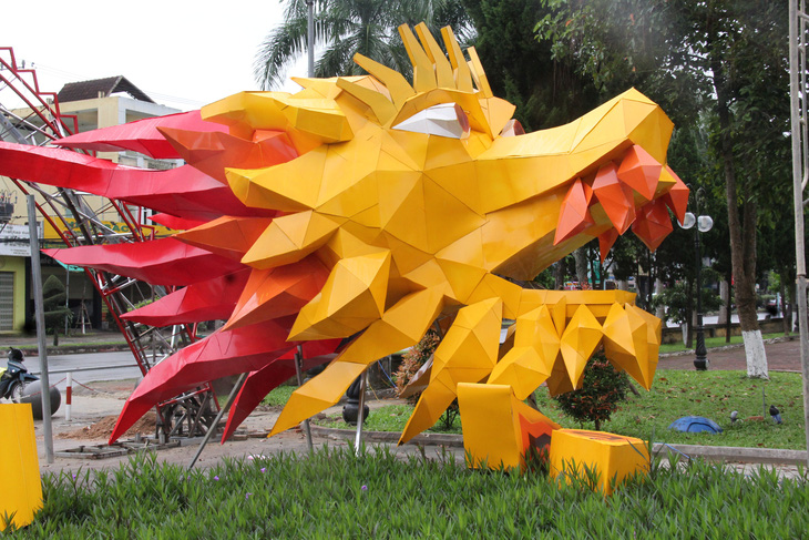 Linh vật rồng tại Quảng Ngãi được thiết kế với hai tông màu vàng và đỏ - Ảnh: TRẦN MAI