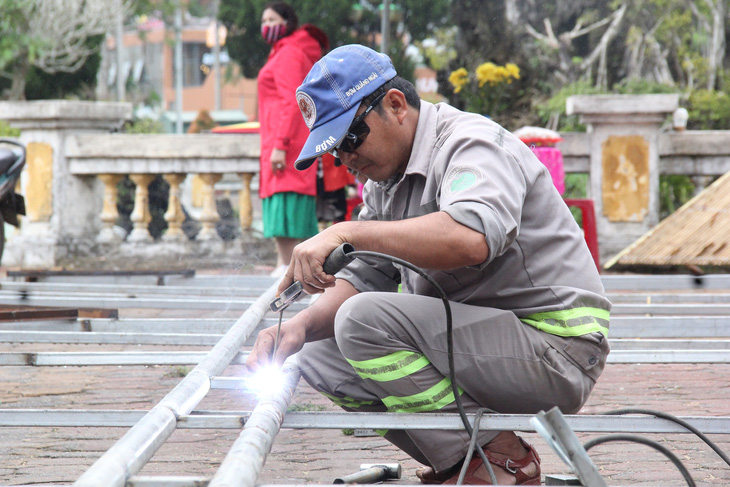 Công nhân đang khẩn trương thi công các cấu kiện, kịp trang trí Tết tại công viên Ba Tơ - Ảnh: TRẦN 