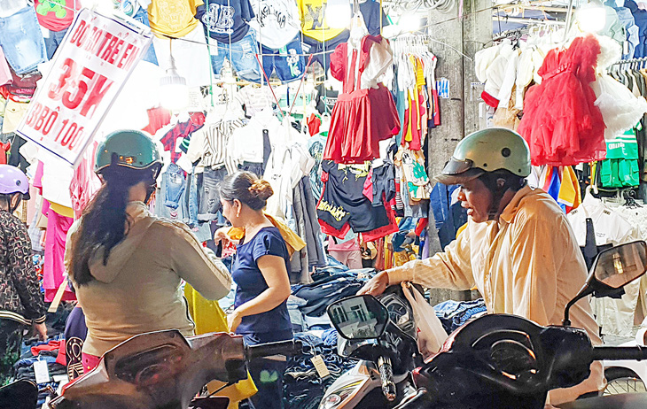Ông Lê Thanh Toàn (bìa phải), xã Lý Văn Lâm, TP Cà Mau, vừa bán được 200 giạ lúa để đi mua sắm đồ cho các con - Ảnh: THANH HUYỀN