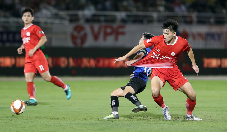 Trung vệ Thanh Bình (Thể Công Viettel) bị Ngọc Long (CLB TP.HCM) kéo áo khi tranh chấp ở V-League 2023 - Ảnh: N.K.