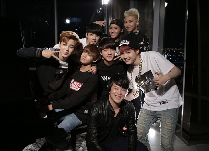Nhạc sĩ Thanh Bùi và nhóm nhạc BTS khi hợp tác vào năm 2014 - Ảnh: NVCC