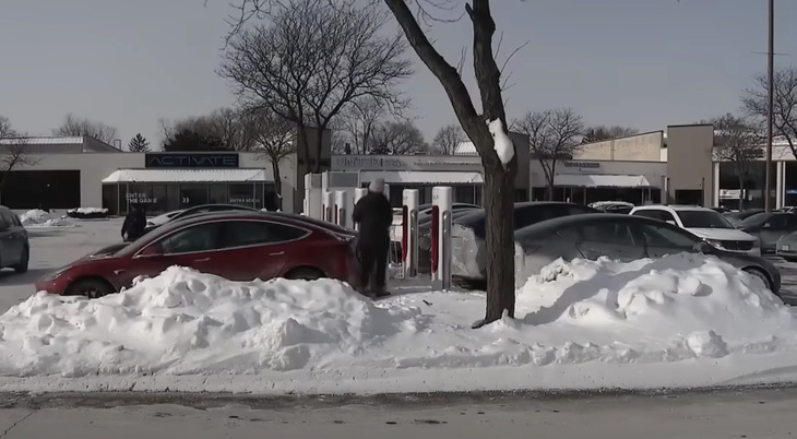 Trạm sạc nhanh Tesla Supercharger trở thành bãi đỗ bất đắc dĩ khi người dùng mang xe đến sạc bất thành đành phải... bắt taxi đi về - Ảnh cắt từ video, nguồn: Fox 32