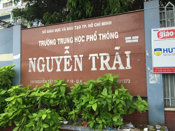 Phụ huynh Trường THPT Nguyễn Trãi, quận 4, TP.HCM phản ánh về việc nhà trường thu học phí gộp cả học kỳ - Ảnh: Website nhà trường