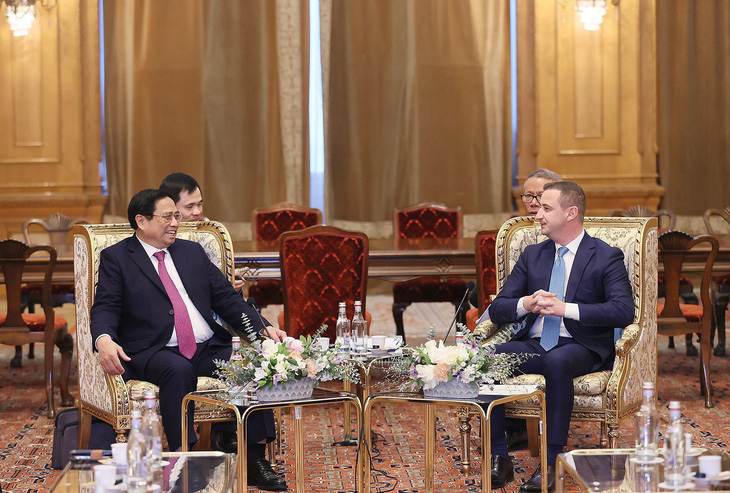 Chủ tịch Hạ viện Romania Alfred Simonis chúc mừng chuyến thăm rất thành công của Thủ tướng Phạm Minh Chính - Ảnh: DƯƠNG GIANG