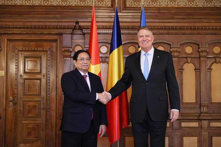 Thủ tướng Phạm Minh Chính bắt tay Tổng thống Klaus Iohannis - Ảnh: DƯƠNG GIANG