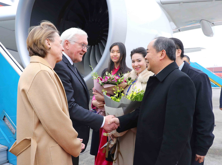 Chủ nhiệm Văn phòng Chủ tịch nước Lê Khánh Hải đón Tổng thống Đức Frank-Walter Steinmeier và phu nhân tại sân bay Nội Bài ngày 23-1 - Ảnh: TTXVN
