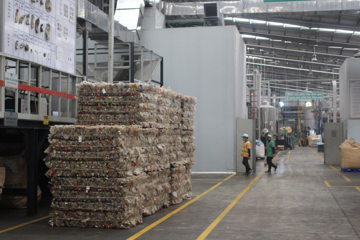 Tái chế chai nhựa là một trong những hướng đi của kinh tế xanh - Ảnh: T.Q.