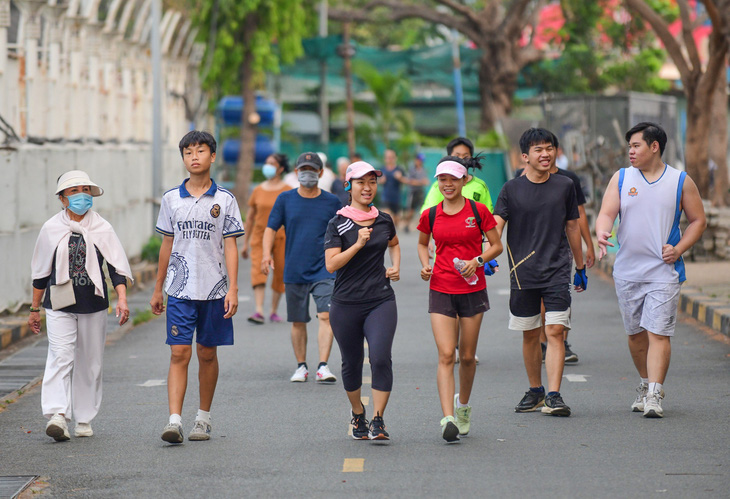 Đi bộ dù ít dù nhiều vẫn tác động tích cực đến não bộ - Ảnh: QUANG ĐỊNH