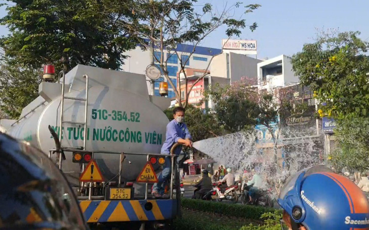 Giờ cao điểm, hàng trăm xe ùn lại trên đường Điện Biên Phủ vì xe tưới nước