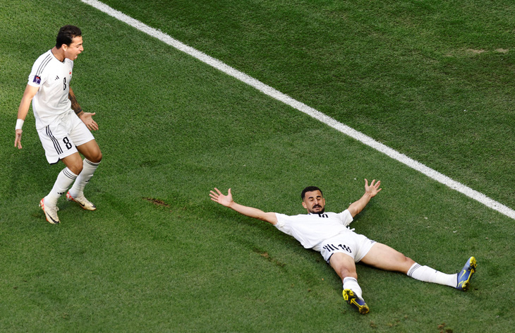 Cầu thủ Iraq ăn mừng chiến thắng khi đánh bại tuyển Nhật Bản - Ảnh: REUTERS