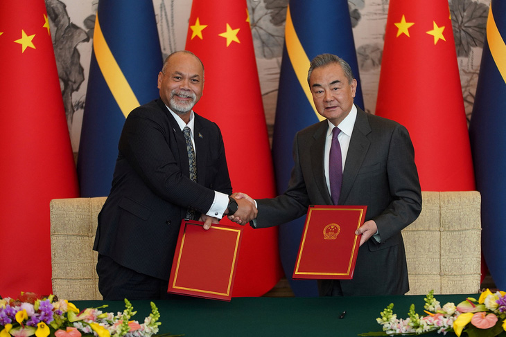 Ngoại trưởng Trung Quốc Vương Nghị và Bộ trưởng Bộ Ngoại giao và Thương mại Nauru Liunel Aingimea ký kết tái thiết lập quan hệ ngoại giao vào ngày 24-1 - Ảnh: REUTERS