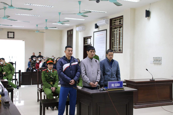 Ba cựu cán bộ đăng kiểm Thái Bình tại phiên tòa - Ảnh: Giang Long