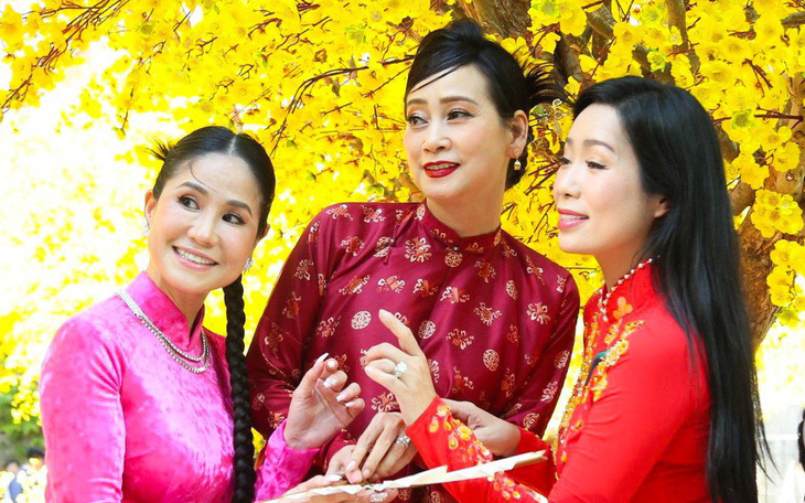 Nghệ sĩ diện áo dài du xuân sớm cùng Lễ hội Tết Việt Giáp Thìn