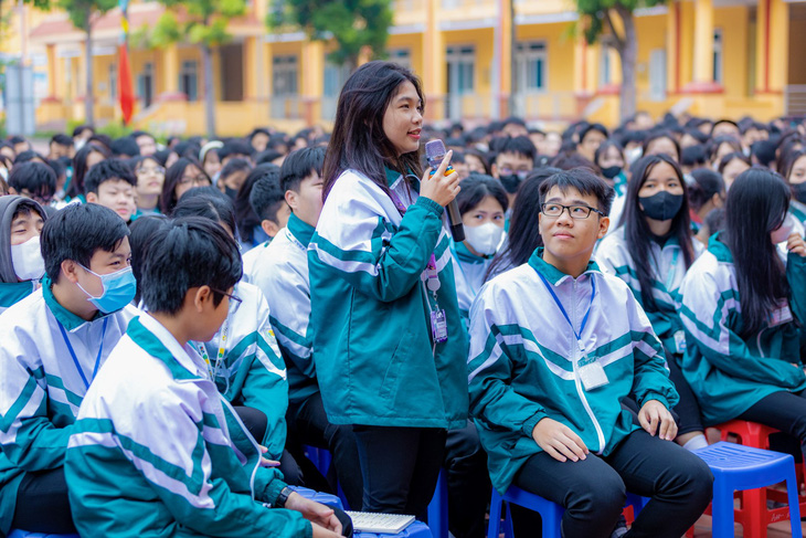Học sinh trường THPT Ân Thi trao đổi với Ban tổ chức cuộc thi. Ảnh: Đ.H