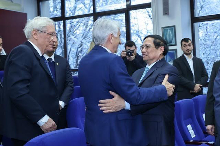 Thủ tướng Phạm Minh Chính tri ân, thăm hỏi sức khỏe hai giảng viên đã từng hướng dẫn ông học tập tại Đại học Kỹ thuật Xây dựng Bucharest - Ảnh: NHẬT BĂC