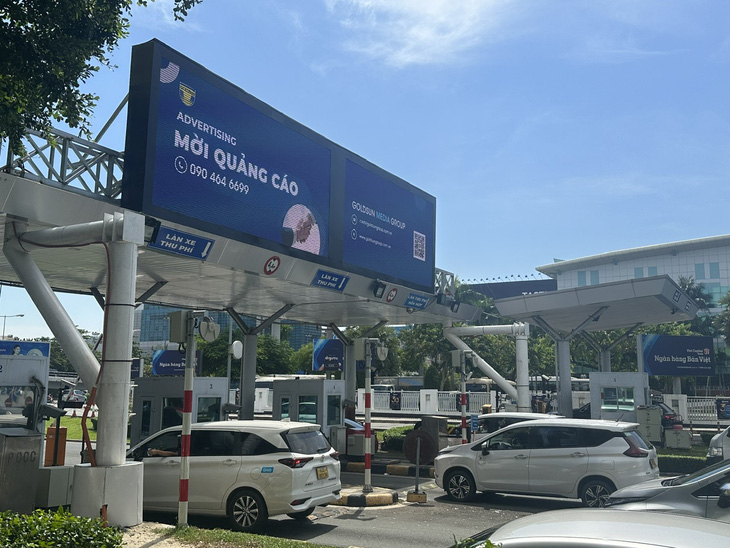 Ô tô xếp hàng chờ ra trạm thu phí ở sân bay Tân Sơn Nhất - Ảnh: CÔNG TRUNG