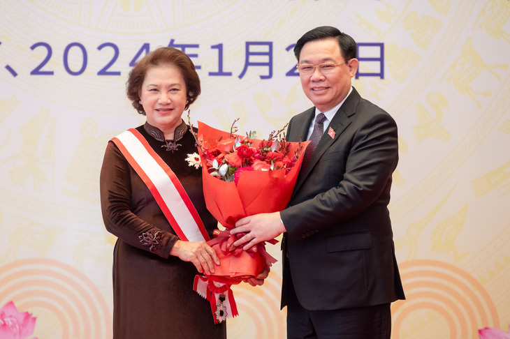 Chủ tịch Quốc hội Vương Đình Huệ tặng hoa chúc mừng bà Nguyễn Thị Kim Ngân - Ảnh: PHẠM THẮNG