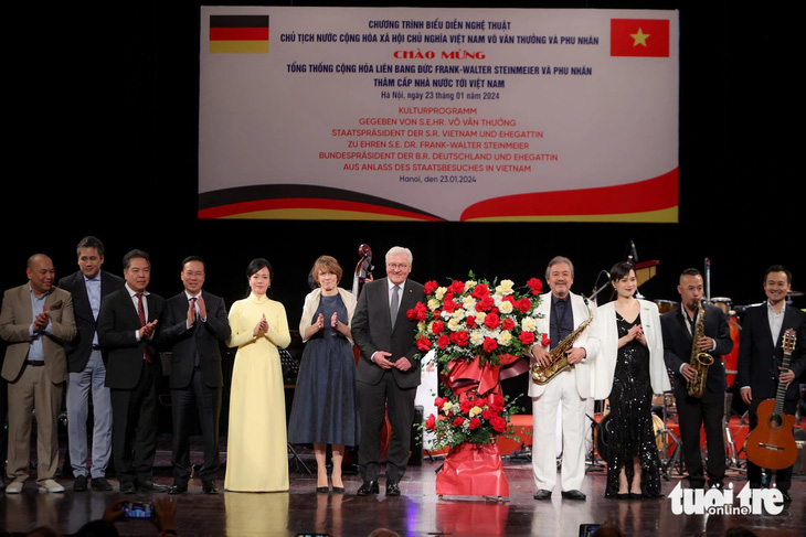 Chủ tịch nước Võ Văn Thưởng và Tổng thống Đức Frank-Walter Steinmeier cùng hai phu nhân tặng hoa cho các nghệ sĩ biểu diễn trong chương trình - Ảnh: NGUYỄN KHÁNH