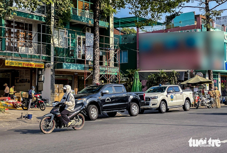 Lực lượng chức năng có mặt trước Công ty TNHH Thành Bưởi (đường Lê Hồng Phong, quận 5, TP.HCM) chiều 19-1 - Ảnh: CHÂU TUẤN