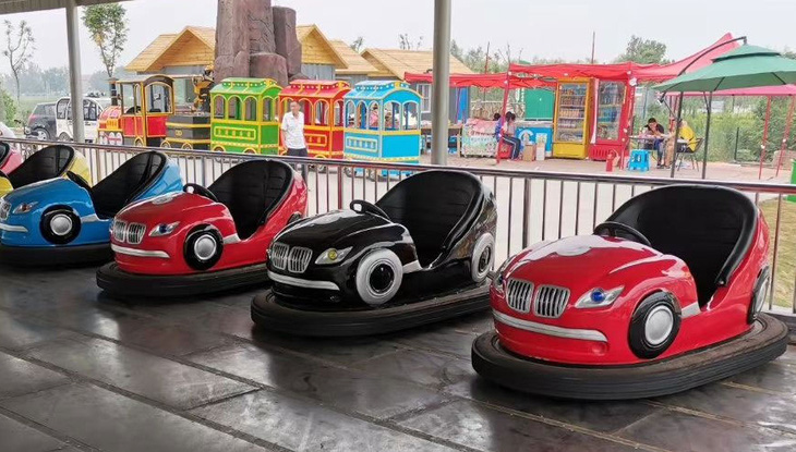 Xe điện đụng thường có khu riêng trong các khu vui chơi, nhưng lại được cho trẻ em chạy trong chợ đêm Hà Tiên - Ảnh minh họa