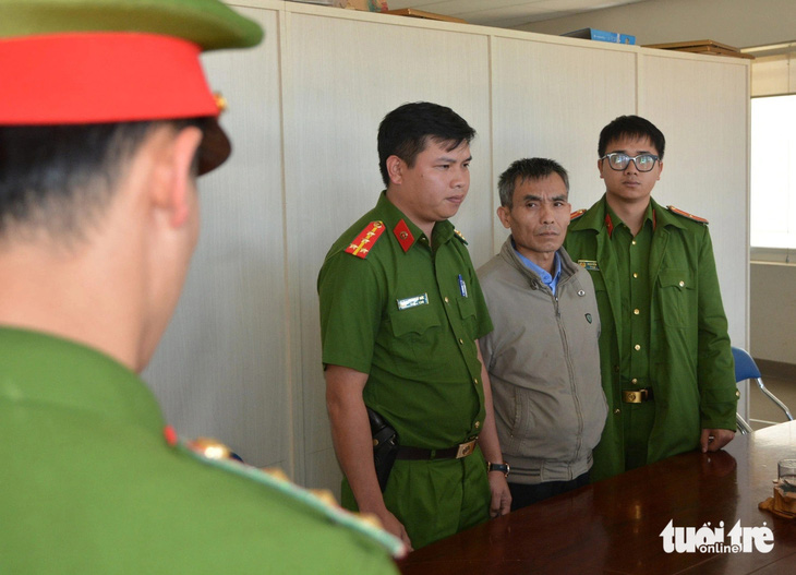 Cơ quan điều tra thực hiện lệnh bắt bị can để tạm giam đối với ông Lê Phước Long, giám đốc Trung tâm Khuyến công và Tư vấn phát triển công nghiệp Sở Công Thương tỉnh Lâm Đồng - Ảnh: K.C.