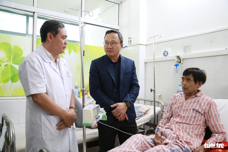 Ông Khuất Việt Hùng - phó chủ tịch chuyên trách Ủy ban An toàn giao thông quốc gia - thăm hỏi tình hình sức khỏe các nạn nhân trong vụ tai nạn xe khách - Ảnh: ĐOÀN NHẠN