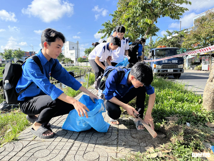 Màu áo xanh tình nguyện đã dọn sạch nhiều tuyến đường, ngõ phố của toàn TP Cần Thơ - Ảnh: LAN NGỌC