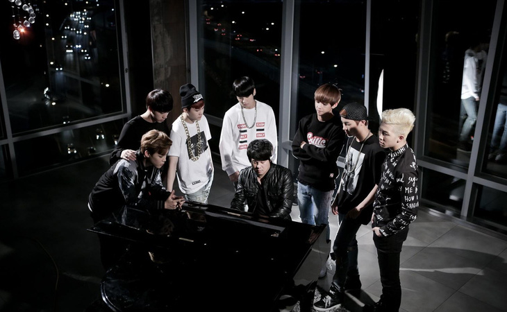 Thanh Bùi đệm piano và hát Danger cùng BTS vào năm 2014 - Ảnh: BigHit