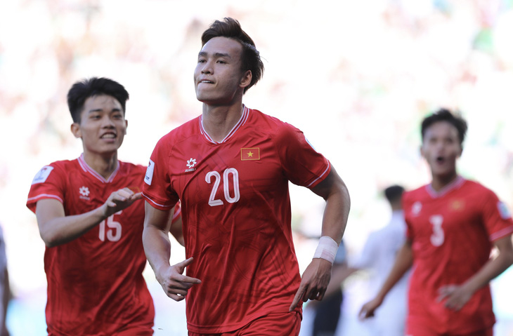 Trung vệ Bùi Hoàng Việt Anh (20) có bàn thắng mở tỉ số cho đội tuyển Việt Nam ở trận gặp Iraq - Ảnh: HOÀNG TUẤN