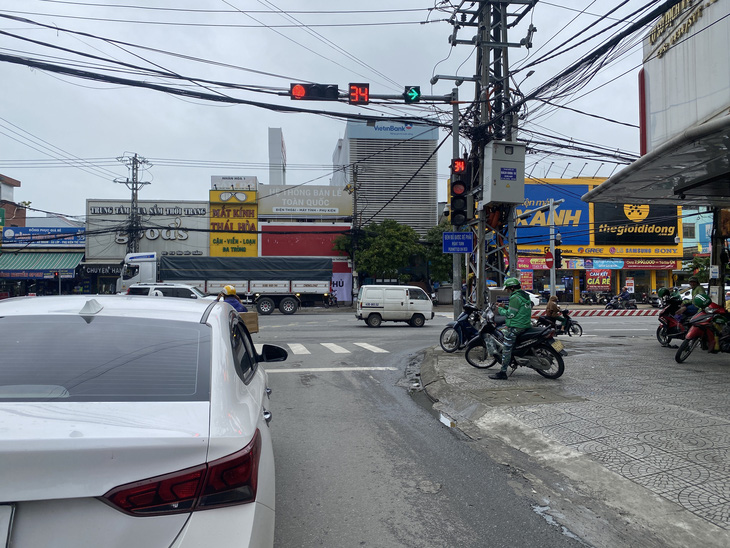 Rất hiếm thấy người đi đường ở Đà Nẵng nhường lối rẽ phải cho người phía sau tại các giao lộ có biển báo được rẽ - Ảnh: B.D.