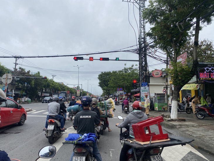 Có cảnh sát giao thông và có hẳn vạch báo rẽ dưới lòng đường, nhưng người đi đường vẫn đậu xe ngay ở lối rẽ phải ở Đà Nẵng - Ảnh: B.D.