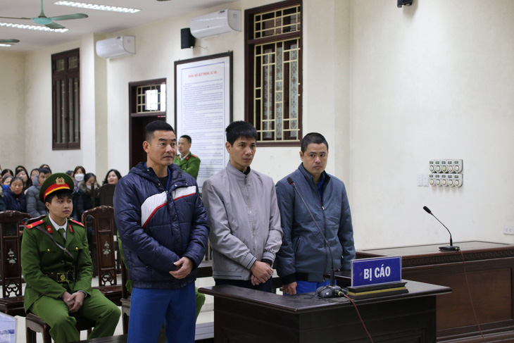 Ba cựu cán bộ Công ty đăng kiểm Thái Bình tại phiên tòa - Ảnh: GIANG LONG