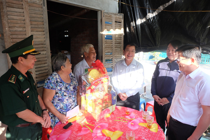 Chánh Thanh tra TP.HCM Đặng Minh Đạt (thứ 3 từ phải qua) thăm, tặng quà Tết cho gia đình ông Thạch Kim Sơn - Ảnh: TIẾN LONG