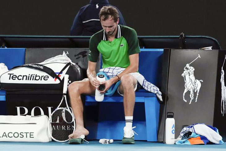 Sự mệt mỏi của tay vợt người Nga Daniil Medvedev sau khi trải qua trận đấu kéo dài đến tận 3h39 sáng - Ảnh: Reuters