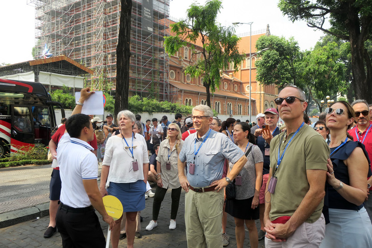 Du khách nước ngoài tham quan khu vực trung tâm TP.HCM dịp đầu năm 2024 - Ảnh: T.T.D.