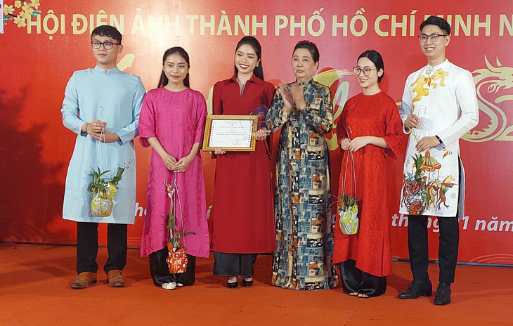 Ê kíp chương trình Gương mặt Việt Nam lên nhận giải - Ảnh: HOÀNG LÊ